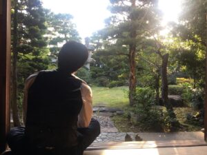 Misako Renbutsu Instagram - 映画 天外者、本日無事に公開初日を迎えることができました。今日の夕日、なんかかっこよかったなぁ。

2枚目の写真は、現場にて。春馬っちが自前のカメラで撮ってくれたものです。(高校時代のあだ名で今も呼んでいます）(こうして文字に起こすとちょっと恥ずかしい）
この時、普通にしててーと言われたものの気恥ずかしくて、結局笑ってしまっている私。笑

3.4枚目は、私がアップする日だったかな？
綺麗だなーと思って撮りました。いい顔してるね。

初日を迎えた今、静かに願っています。作品を観てくださる方の心に、いつまでも彼の情熱が残り続けてくれたらいいな、と。どこにも正解はないけど、とっても頑張ってたことは間違いないから。

彼の、五代さんの想いが、届きますように。