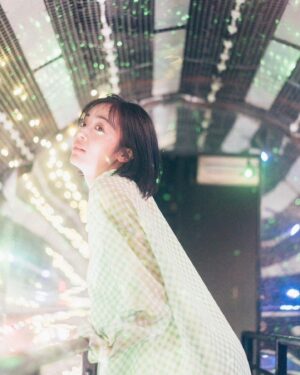 Misato Morita Instagram - 発売中です🎡
こちらはアザーカット
#週刊文春 #原色美女図鑑