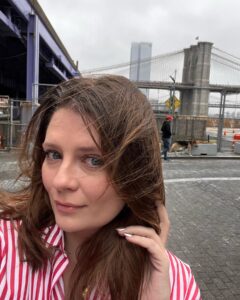 Mischa Barton Instagram - My perfect Spring hair, ready for my next role thank you so much @glorib Sally herschberger salon 💇🏼‍♀️ I love it. What a crazy transformation 🤍 Australia here I come 🇦🇺