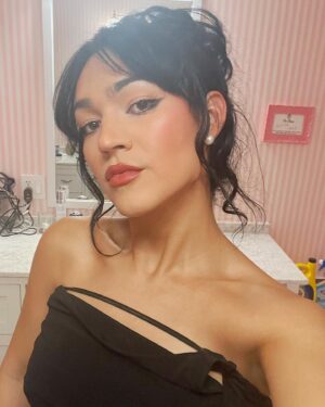 Miss Benny Instagram - @vanityfair @maisonvalentino 🐇