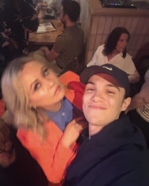 Mitsou Gélinas Instagram - À qui le p’tit cœur après 9h? Est-ce à moi? Est-ce à toi? @lennikim est venu se divertir à la création du nouveau podcast de @trannawintour, juste avant de sauter dans un nouveau rôle…