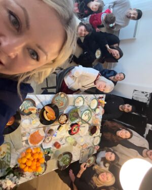 Mitsou Gélinas Instagram - Encore une fois la preuve que tout se passe dans la cuisine et pas à la table à dîner traditionnelle, même si j’étais bien fière de mon set up ! Moi qui me demandais si j’avais besoin de plus de chaises, ça s’est plutôt ramassé assis par terre tout naturellement! 

C’était comme ça chez vous aussi?