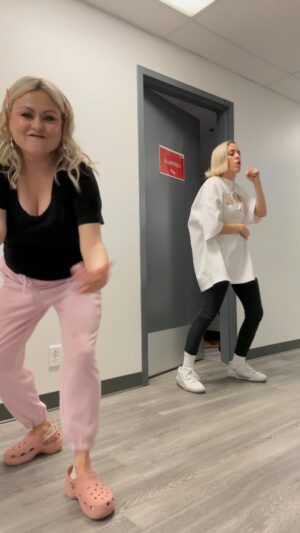 Mitsou Gélinas Instagram - Avec ma grippe, ca se peut que je divague encore un peu avant de me rendre sur la scène de @lavoixtva avec @laurence_nerbonne ♥️ Pour voir le ‘real deal’ c’est demain 19:30 sur @tvareseau