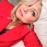 Mitsou Gélinas Instagram - Notre rédactrice beauté nous offre les meilleurs trucs pour que notre maquillage festif dure toute la nuit. ⁠ ⁠ Rendez-vous sur MitsouMagazine.com pour en piger quelques uns!