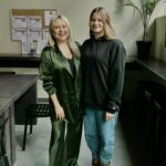 Mitsou Gélinas Instagram - Kateryna a fui son pays natal, l’Ukraine, à 18 ans et nous avons eu la chance de recevoir son cv chez @grande_studios. Sur la première photo, Kat et moi lors de notre première rencontre dans la cafétéria au printemps 2022. Cette année, nous avons fêté Noël ensemble, mais son plus grand cadeau était à venir: elle allait enfin accueillir sa maman pour une semaine seulement, dans son petit appartement montréalais (son papa doit rester au pays, car l’Ukraine a besoin de ses hommes). La grand-maman de Kat n’est pas assez en forme pour voyager, mais son souhait aurait été de pouvoir l’accueillir aussi. J’ai demandé à @katbezzubets (qui rêve de produire, réaliser et scénariser) de d’écrire ses souvenirs des fêtes de son enfance en Ukraine sur MitsouMagazine.com. Allez découvrir son texte, elle écrit si bien :) Je ne pouvais me douter que le jour de la publication de l’article, Kharkiv, la ville de Kateryna, serait encore bombardée. Ce matin, je pense à elle et à sa famille, mais aussi à tous ces Ukrainiens courageux qui se battent dans cette guerre d’usure peu ordinaire. Que 2024 soit une année de résolution et de paix.