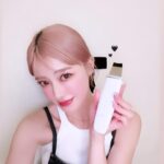Miyabi Natsuyaki Instagram - 🎀久々にskin careについて🎀 ANLAN ロイヤルウォーターピーリング を使い始めました♡ これめちゃくちゃ良くて 友達にも最近おぬぬめしてるの😘😘 使い方ちょー簡単✨ 簡単に説明書いておきますね₊ ᨦ ♡ ᨩ ໋₊ ウォーターピーリングーフェイスケアの流れ （1） 洗顔後、超音波ピーリングモード「ULTRASONIC」で 化粧水を組み合わせて毛穴の奥の汚れや皮脂・黒ずみ・古い角質等を吹き飛ばしながら除去・洗浄する！ （2） イオン導出モード「lont」で化粧水を組み合わせて 肌深層の汚れを吸着しメイクの残留物を取り除く！ （3） イオン導入モード「lon-」で美容液・シートマスクを組み合わせて、美容有効成分を肌の奥深くまで浸透している！ （4） EMS Lifitingモード「EMSリフト」で化粧水・シートマスクなどを組み合わせて微電流と超音波振動の力で肌を引き締める！ 長々書いちゃったけど。。 とにかくお肌ちゅるちゅるに なりたい人は使お😂💕 Q0010メガ割期間かなりお得にゲットできるみたいなので 気になってくれた方はチェックしてみてね〜💕 #Q0010 #メガ割 #Q0010メガ割 #ANLAN #アンラン #ANLAN美顔器 #ロイヤルウォーターピーリング #ウォーターピーリング #超音波ピーリング #ピーリング美顔器 #EMS美顔器 #美顔器リフトアップ #リフトアップ #黒ずみ #角栓除去 #毛穴ケア　#pr