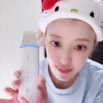 Miyabi Natsuyaki Instagram - 🎀久々にskin careについて🎀 ANLAN ロイヤルウォーターピーリング を使い始めました♡ これめちゃくちゃ良くて 友達にも最近おぬぬめしてるの😘😘 使い方ちょー簡単✨ 簡単に説明書いておきますね₊ ᨦ ♡ ᨩ ໋₊ ウォーターピーリングーフェイスケアの流れ （1） 洗顔後、超音波ピーリングモード「ULTRASONIC」で 化粧水を組み合わせて毛穴の奥の汚れや皮脂・黒ずみ・古い角質等を吹き飛ばしながら除去・洗浄する！ （2） イオン導出モード「lont」で化粧水を組み合わせて 肌深層の汚れを吸着しメイクの残留物を取り除く！ （3） イオン導入モード「lon-」で美容液・シートマスクを組み合わせて、美容有効成分を肌の奥深くまで浸透している！ （4） EMS Lifitingモード「EMSリフト」で化粧水・シートマスクなどを組み合わせて微電流と超音波振動の力で肌を引き締める！ 長々書いちゃったけど。。 とにかくお肌ちゅるちゅるに なりたい人は使お😂💕 Q0010メガ割期間かなりお得にゲットできるみたいなので 気になってくれた方はチェックしてみてね〜💕 #Q0010 #メガ割 #Q0010メガ割 #ANLAN #アンラン #ANLAN美顔器 #ロイヤルウォーターピーリング #ウォーターピーリング #超音波ピーリング #ピーリング美顔器 #EMS美顔器 #美顔器リフトアップ #リフトアップ #黒ずみ #角栓除去 #毛穴ケア　#pr
