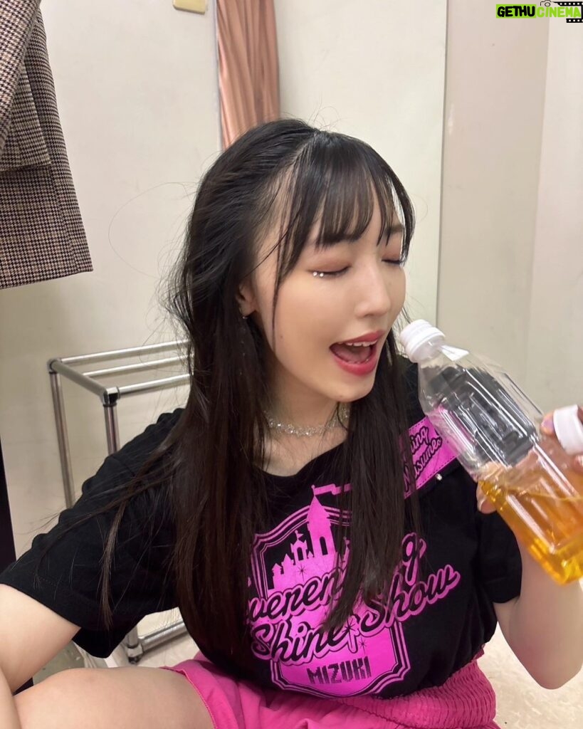 Mizuki Fukumura Instagram - ひゃ〜鹿児島でのLIVE終わりました〜🎤 ライブ終わりにお茶を一気のみ🍵‎⸒⸒ 疲れて寝転がったのに 5分後にはふざけてた🤣 明日は福岡でコンサート！ 当日券もあるよ〜 ぜひ来てね💚 #morningmusume23 #モーニング娘 #morningmusume #モーニング娘23 #譜久村聖 #羽賀朱音 #ライブ後のあかねちん熱い #鹿児島 #ありがとう #福岡 #たのしみずき