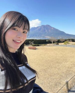 Mizuki Hoshina Instagram - はじめての鹿児島県🌸
#仙巌園 からの#桜島 ⛰

桜と梅が満開🥰
もうすぐ春です🌸