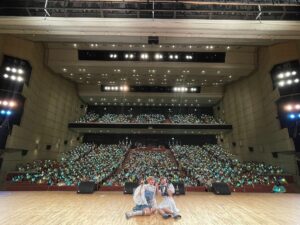 Moe Kamikokuryo Instagram - ⁡
⁡
〜RIKAMIKO Ⅱ〜
⁡
お越しいただきありがとうございました💖
どちらの公演も楽しすぎましたね。😂
またいつかできますように✨
⁡
4枚目と5枚目は大好きなメンバーとたいせいさん😂💖
⁡
⁡
⁡
⁡
🌷衣装🌷
⁡
・デニムベスト
HOUGA  @_houga_
・ピアス、イヤリング、リング
loni  @loni_jewelry_
⁡
スタイリング
@harumiakane 🪐💕