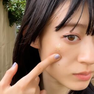 Moeka Shiotsuka Instagram - 遅ればせながらメトロックありがとう😉

かちょのタトゥーシールをしのばせ🌞

遠山さんから1000えんをｶﾂｱｹﾞし🏃‍♀️

到着後即ラーメンをたべました🍜

元気なみなさんに会えて嬉しかったです✴︎

ﾊｲﾊﾟｰｽﾍﾟｼｬﾙサポートドラマーはYUNAさんでした　@chai.yuna 

またね🖐️