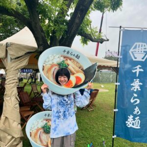 Moeka Shiotsuka Instagram - 遅ればせながらメトロックありがとう😉

かちょのタトゥーシールをしのばせ🌞

遠山さんから1000えんをｶﾂｱｹﾞし🏃‍♀️

到着後即ラーメンをたべました🍜

元気なみなさんに会えて嬉しかったです✴︎

ﾊｲﾊﾟｰｽﾍﾟｼｬﾙサポートドラマーはYUNAさんでした　@chai.yuna 

またね🖐️