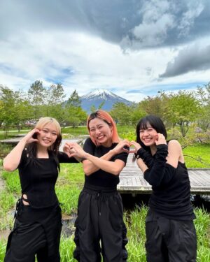 Moeka Shiotsuka Instagram - われら #羊文学  with YUNAさん☀︎ @chai.yuna 

Sweet Love Shower Spring 2024 ｱﾘｶﾞﾄʕ•ᴥ•ʔ

富士山がきれいだった 🗻

風がやっぱりMAXだった　楽しかった！

何枚撮っても飽きない、さわやかと富士山の写真

ｶﾝﾊﾟｰｲ 🍖
