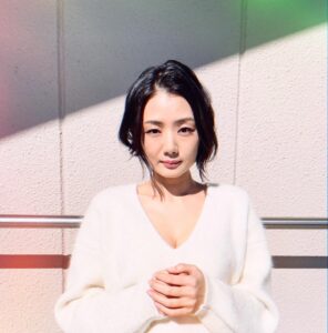 Moemi Katayama Instagram - 🖤🎬 ———————————————————————— こんにちは もっこりニットちゃんです🧶 妹を探しています ———————————————————————— Netflix #映画シティーハンター 観ていただけましたか？ Xやインスタでの感想 とても嬉しいです 私もうんうん！わかるー！と頷きながら読んでます （自分への感想はドキドキ噛み締めながら読んでます😎） まだの方、そして何度でも ぜひNetflixで ご覧ください♡ #netflix #シティーハンター #cityhunter #xyz Hello Did you watch Netflix movie “City Hunter” already?? I'm in the film. Check out “City Hunter”