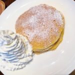 Moemi Katayama Instagram - 🥞 クアアイナ ネオンが可愛い🎡 パンケーキについてた ココナッツソースを初めて食したのですが 美味し過ぎて幸せすぎました ばちばちにカロリー摂取できそうな味だけど たくさんかけました🥥 コーヒーにも合うんだわこれが。 また食べたい...🤤🤤🤤 実は今月はいつもより告知が多くなりそうです 告知の時も ぜひ読んでもらえたら嬉しいです♡ #クアアイナ #パンケーキ #moemikatayama
