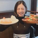 Moemi Katayama Instagram - 🥞 クアアイナ ネオンが可愛い🎡 パンケーキについてた ココナッツソースを初めて食したのですが 美味し過ぎて幸せすぎました ばちばちにカロリー摂取できそうな味だけど たくさんかけました🥥 コーヒーにも合うんだわこれが。 また食べたい...🤤🤤🤤 実は今月はいつもより告知が多くなりそうです 告知の時も ぜひ読んでもらえたら嬉しいです♡ #クアアイナ #パンケーキ #moemikatayama