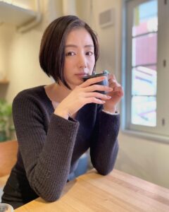Moemi Katayama Instagram - 🍵 撮影の空き時間に マネジャーと抹茶時間🍵 抹茶ラテ頼んだけど 甘すぎず 上品で美味しかった ちなみに美味しそうなパンは マネージャーのです💚 わたし達以外のお客さんが 外国の方々っぽくて やはり抹茶は人気なんだなぁと🥺 美味しいもんね #matcha #moemikatayama