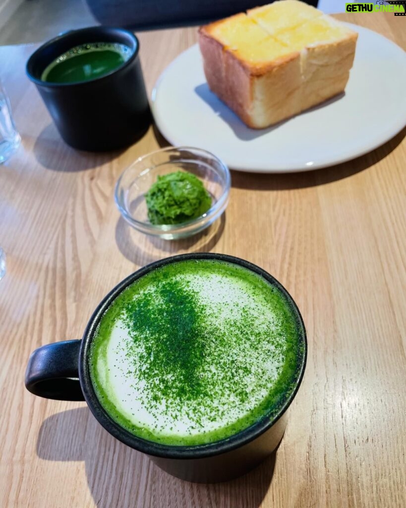 Moemi Katayama Instagram - 🍵 撮影の空き時間に マネジャーと抹茶時間🍵 抹茶ラテ頼んだけど 甘すぎず 上品で美味しかった ちなみに美味しそうなパンは マネージャーのです💚 わたし達以外のお客さんが 外国の方々っぽくて やはり抹茶は人気なんだなぁと🥺 美味しいもんね #matcha #moemikatayama