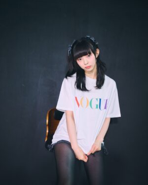 Moga Mogami Instagram - 多様性が世界的に少しずつ尊重されてきてても
やはりそれって一部分だけで。

けど、受け入れる、とか、認める、て
他人から言われることはちょっと違うと感じてます。
それぞれの感性はバラバラだから、それはそれで良くて。
ただ、"自分と違う"というだけで
他人を否定したり貶す正当な理由には全くならないというだけ。

自分の中の価値観がそうだったとしても
他人にそれを押し付けるのは別。

そして大事なのは自分自身がどう思っているか
自分自身を否定していないかどうか、なのかなって。

私は昔から性別や年齢や肩書や立場で
"こうあるべき"とは思ってなく、
ただなんとなく"世間的にはこれが常識として
考えられてるのかな〜"程度の認識で
恋愛においても性別を気にしなかったり
結婚をゴールと捉えてなかったです。

"だめ"なんて言う権利は誰にもないし
"幸せ"の定義は他人や親でさえも
勝手に決められるものではないから。

誰かの言葉で無理に納得しようとせず
自分自身が自分を許せたり、認められたら
世界って無限にひろがると思うんです。

他人に敢えて迷惑をかけたり
わかった上で奪ったりすることは
思いやりとしてタブー視されるけど

誰かを"好きになるだけ"の
"好き"ってとてもかけがえの無い
素敵な感情だと思ってるんです。
その気持ちは自分だけのもの。

だからみんなもどうか
傷つけたり、敢えて傷つくような環境を選ぶより
心が軽くなったり、居心地の良い場所を見つけて
自分自身を大切にできますように。

#PRIDEwithVOGUEJAPAN
#PR