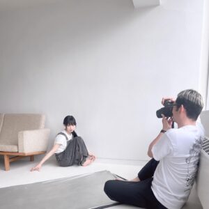 Moga Mogami Instagram - この日はカラコンなしの裸眼で
アイメイクもめちゃくちゃ薄めの撮影でした。
(サロペの方は完全にアイメイクなし)

やっぱりメイクって装備って感覚があるから
裸眼だとものすごく目つきが鋭くなるし
データあがってくるのが怖いような、新たな最上もがになるのか
お楽しみに…！

今日は雨で寒かったね。
早く晴れてほしいな