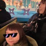 Moga Mogami Instagram - 一人一人違うから、誰かをお手本にする訳でもなく 娘にとっての良い母親でありたいと強く願っているのに 上手くいかないことが多くて定期的に落ち込む🤣笑 娘が楽しそうにしてたり笑ってる時間は長いけど それでも泣かせてしまう時に ほんと自分のこと嫌いになるし 他人の良いところはすぐわかって 本心でたくさん褒められるし、元気にさせる自信あるのに 自分に対しては１ミリもそう思えない。笑 35年間がそうさせてるのだろうけど 人の好意を常に警戒する癖もやめたい… なんか裏があるのではっていつも思ってしまう そんな話をもふくちゃんにしたら 「そりゃもがちゃん色々大変だったからそうなるわ！」て言われた。笑 利害関係のない人付き合いを増やしたい〜〜😭 こないだ、娘はディズニーランドデビューしたよ。 キャッスルカルーセルはすっごく楽しそうで カリブの海賊はすっごく怖そうで イッツ・ア・スモールワールドで私と同じ顔してて ジャングルクルーズはずっとドキドキしてた。 帰り際にプーさんがいてがんばってタッチしてきたけど 「プーさんぎゅーしてくれなかった！！」 て根に持ってたの笑っちゃった。 妹と友だちがついてきてくれてありがたかったけど それでも春休みだったせいか 子連れディズニーめちゃくちゃ大変で早めに帰った。🥹 事前にまわるところを決めて レストランの予約をして挑むべきだったと後悔した。笑 めっちゃ反省したから次は活かしたい💪