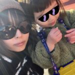 Moga Mogami Instagram - 一人一人違うから、誰かをお手本にする訳でもなく 娘にとっての良い母親でありたいと強く願っているのに 上手くいかないことが多くて定期的に落ち込む🤣笑 娘が楽しそうにしてたり笑ってる時間は長いけど それでも泣かせてしまう時に ほんと自分のこと嫌いになるし 他人の良いところはすぐわかって 本心でたくさん褒められるし、元気にさせる自信あるのに 自分に対しては１ミリもそう思えない。笑 35年間がそうさせてるのだろうけど 人の好意を常に警戒する癖もやめたい… なんか裏があるのではっていつも思ってしまう そんな話をもふくちゃんにしたら 「そりゃもがちゃん色々大変だったからそうなるわ！」て言われた。笑 利害関係のない人付き合いを増やしたい〜〜😭 こないだ、娘はディズニーランドデビューしたよ。 キャッスルカルーセルはすっごく楽しそうで カリブの海賊はすっごく怖そうで イッツ・ア・スモールワールドで私と同じ顔してて ジャングルクルーズはずっとドキドキしてた。 帰り際にプーさんがいてがんばってタッチしてきたけど 「プーさんぎゅーしてくれなかった！！」 て根に持ってたの笑っちゃった。 妹と友だちがついてきてくれてありがたかったけど それでも春休みだったせいか 子連れディズニーめちゃくちゃ大変で早めに帰った。🥹 事前にまわるところを決めて レストランの予約をして挑むべきだったと後悔した。笑 めっちゃ反省したから次は活かしたい💪