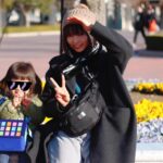 Moga Mogami Instagram - 一人一人違うから、誰かをお手本にする訳でもなく 娘にとっての良い母親でありたいと強く願っているのに 上手くいかないことが多くて定期的に落ち込む🤣笑 娘が楽しそうにしてたり笑ってる時間は長いけど それでも泣かせてしまう時に ほんと自分のこと嫌いになるし 他人の良いところはすぐわかって 本心でたくさん褒められるし、元気にさせる自信あるのに 自分に対しては１ミリもそう思えない。笑 35年間がそうさせてるのだろうけど 人の好意を常に警戒する癖もやめたい… なんか裏があるのではっていつも思ってしまう そんな話をもふくちゃんにしたら 「そりゃもがちゃん色々大変だったからそうなるわ！」て言われた。笑 利害関係のない人付き合いを増やしたい〜〜😭 こないだ、娘はディズニーランドデビューしたよ。 キャッスルカルーセルはすっごく楽しそうで カリブの海賊はすっごく怖そうで イッツ・ア・スモールワールドで私と同じ顔してて ジャングルクルーズはずっとドキドキしてた。 帰り際にプーさんがいてがんばってタッチしてきたけど 「プーさんぎゅーしてくれなかった！！」 て根に持ってたの笑っちゃった。 妹と友だちがついてきてくれてありがたかったけど それでも春休みだったせいか 子連れディズニーめちゃくちゃ大変で早めに帰った。🥹 事前にまわるところを決めて レストランの予約をして挑むべきだったと後悔した。笑 めっちゃ反省したから次は活かしたい💪