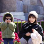 Moga Mogami Instagram - 一人一人違うから、誰かをお手本にする訳でもなく 娘にとっての良い母親でありたいと強く願っているのに 上手くいかないことが多くて定期的に落ち込む🤣笑 娘が楽しそうにしてたり笑ってる時間は長いけど それでも泣かせてしまう時に ほんと自分のこと嫌いになるし 他人の良いところはすぐわかって 本心でたくさん褒められるし、元気にさせる自信あるのに 自分に対しては１ミリもそう思えない。笑 35年間がそうさせてるのだろうけど 人の好意を常に警戒する癖もやめたい… なんか裏があるのではっていつも思ってしまう そんな話をもふくちゃんにしたら 「そりゃもがちゃん色々大変だったからそうなるわ！」て言われた。笑 利害関係のない人付き合いを増やしたい〜〜😭 こないだ、娘はディズニーランドデビューしたよ。 キャッスルカルーセルはすっごく楽しそうで カリブの海賊はすっごく怖そうで イッツ・ア・スモールワールドで私と同じ顔してて ジャングルクルーズはずっとドキドキしてた。 帰り際にプーさんがいてがんばってタッチしてきたけど 「プーさんぎゅーしてくれなかった！！」 て根に持ってたの笑っちゃった。 妹と友だちがついてきてくれてありがたかったけど それでも春休みだったせいか 子連れディズニーめちゃくちゃ大変で早めに帰った。🥹 事前にまわるところを決めて レストランの予約をして挑むべきだったと後悔した。笑 めっちゃ反省したから次は活かしたい💪