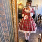 Moga Mogami Instagram - ロングな写真が多かったので、 地毛のボブな近影です。 髪伸びたよ〜。 このまま伸ばして縮毛矯正したいの。 実はめっちゃ癖っ毛だから🤣 @andromeo_official さんの撮影だったけど 普段着ない服だから新鮮でした🤤 年齢はただの数字って唱えながら挑んでた。