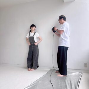 Moga Mogami Instagram - この日はカラコンなしの裸眼で
アイメイクもめちゃくちゃ薄めの撮影でした。
(サロペの方は完全にアイメイクなし)

やっぱりメイクって装備って感覚があるから
裸眼だとものすごく目つきが鋭くなるし
データあがってくるのが怖いような、新たな最上もがになるのか
お楽しみに…！

今日は雨で寒かったね。
早く晴れてほしいな