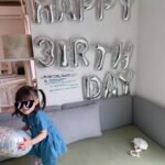 Moga Mogami Instagram - 先日、娘が3歳になりました！ 友だちから「3歳になると一気に人間だよ…！」と言われたけれど ほんっとおしゃべりが上手になって、お手伝いもしてくれるし おトイレも着替えも1人でできたり、慰めてくれたり… でもずーっとママにはべったりかわいい。 大変だけど楽しいシングルマザーライフは4年目に突入です。 "ママ"をしてると、自分の嫌な部分がでてきて 謝って、謝られて、感謝して、されて、 受け入れるってこういうことかなーとか 親子の絆というのは日々の積み重ねなんだな、って。 誕生日ケーキはあけちゃんが買ってきてくれた〜！ ここのケーキ、グルテンフリーだけど めちゃくちゃ美味しくて大好き。 娘、ずっとあけちゃんの足に足置いてた笑 @darenogare.akemi ありがと🤍 ゆるりと見守ってくださってるみなさまも いつもありがとうございます☺️🍰