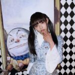 Moga Mogami Instagram - バースデーイベントがとうとう終わりました〜。 東京、福岡とお祝いしにきてくれたみなさま、ありがとう💜 この仕事を10年以上と長く続けていると 引きこもりだった自分からは想像がつかないほど たくさんの人に出会っているんだな、と実感します。 みんながそれぞれの人生を生きて 泣いたり、笑ったり、落ち込んだり、喜んだり ファンの子同士で恋人になって、結婚して、子どもが産まれたりして 私の人生も、みんなの人生も一部分だけでも共有できる仕事って なかなかないし、素敵だなあ〜なんて思いました。 きっとほとんどの人が"みてるだけ"で会えてないけれど 会えた時の楽しさも味わってもらえてるなら嬉しいな。 そして、みんな幸せであって欲しい。 楽しんで帰って欲しい。何日間かは余韻に浸って 普段はなんとも思わない日々も、少し気分が上がってたりして欲しい。 私の存在が、そんな日々の彩りになれたら嬉しい。 出会った人みんながそうでありますように。
