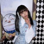 Moga Mogami Instagram - バースデーイベントがとうとう終わりました〜。 東京、福岡とお祝いしにきてくれたみなさま、ありがとう💜 この仕事を10年以上と長く続けていると 引きこもりだった自分からは想像がつかないほど たくさんの人に出会っているんだな、と実感します。 みんながそれぞれの人生を生きて 泣いたり、笑ったり、落ち込んだり、喜んだり ファンの子同士で恋人になって、結婚して、子どもが産まれたりして 私の人生も、みんなの人生も一部分だけでも共有できる仕事って なかなかないし、素敵だなあ〜なんて思いました。 きっとほとんどの人が"みてるだけ"で会えてないけれど 会えた時の楽しさも味わってもらえてるなら嬉しいな。 そして、みんな幸せであって欲しい。 楽しんで帰って欲しい。何日間かは余韻に浸って 普段はなんとも思わない日々も、少し気分が上がってたりして欲しい。 私の存在が、そんな日々の彩りになれたら嬉しい。 出会った人みんながそうでありますように。