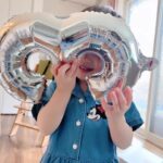 Moga Mogami Instagram - 先日、娘が3歳になりました！ 友だちから「3歳になると一気に人間だよ…！」と言われたけれど ほんっとおしゃべりが上手になって、お手伝いもしてくれるし おトイレも着替えも1人でできたり、慰めてくれたり… でもずーっとママにはべったりかわいい。 大変だけど楽しいシングルマザーライフは4年目に突入です。 "ママ"をしてると、自分の嫌な部分がでてきて 謝って、謝られて、感謝して、されて、 受け入れるってこういうことかなーとか 親子の絆というのは日々の積み重ねなんだな、って。 誕生日ケーキはあけちゃんが買ってきてくれた〜！ ここのケーキ、グルテンフリーだけど めちゃくちゃ美味しくて大好き。 娘、ずっとあけちゃんの足に足置いてた笑 @darenogare.akemi ありがと🤍 ゆるりと見守ってくださってるみなさまも いつもありがとうございます☺️🍰