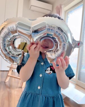 Moga Mogami Instagram - 先日、娘が3歳になりました！

友だちから「3歳になると一気に人間だよ…！」と言われたけれど
ほんっとおしゃべりが上手になって、お手伝いもしてくれるし
おトイレも着替えも1人でできたり、慰めてくれたり…
でもずーっとママにはべったりかわいい。
大変だけど楽しいシングルマザーライフは4年目に突入です。

"ママ"をしてると、自分の嫌な部分がでてきて
謝って、謝られて、感謝して、されて、
受け入れるってこういうことかなーとか
親子の絆というのは日々の積み重ねなんだな、って。

誕生日ケーキはあけちゃんが買ってきてくれた〜！
ここのケーキ、グルテンフリーだけど
めちゃくちゃ美味しくて大好き。
娘、ずっとあけちゃんの足に足置いてた笑
@darenogare.akemi ありがと🤍

ゆるりと見守ってくださってるみなさまも
いつもありがとうございます☺️🍰