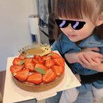 Moga Mogami Instagram - 先日、娘が3歳になりました！ 友だちから「3歳になると一気に人間だよ…！」と言われたけれど ほんっとおしゃべりが上手になって、お手伝いもしてくれるし おトイレも着替えも1人でできたり、慰めてくれたり… でもずーっとママにはべったりかわいい。 大変だけど楽しいシングルマザーライフは4年目に突入です。 "ママ"をしてると、自分の嫌な部分がでてきて 謝って、謝られて、感謝して、されて、 受け入れるってこういうことかなーとか 親子の絆というのは日々の積み重ねなんだな、って。 誕生日ケーキはあけちゃんが買ってきてくれた〜！ ここのケーキ、グルテンフリーだけど めちゃくちゃ美味しくて大好き。 娘、ずっとあけちゃんの足に足置いてた笑 @darenogare.akemi ありがと🤍 ゆるりと見守ってくださってるみなさまも いつもありがとうございます☺️🍰