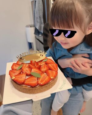 Moga Mogami Instagram - 先日、娘が3歳になりました！

友だちから「3歳になると一気に人間だよ…！」と言われたけれど
ほんっとおしゃべりが上手になって、お手伝いもしてくれるし
おトイレも着替えも1人でできたり、慰めてくれたり…
でもずーっとママにはべったりかわいい。
大変だけど楽しいシングルマザーライフは4年目に突入です。

"ママ"をしてると、自分の嫌な部分がでてきて
謝って、謝られて、感謝して、されて、
受け入れるってこういうことかなーとか
親子の絆というのは日々の積み重ねなんだな、って。

誕生日ケーキはあけちゃんが買ってきてくれた〜！
ここのケーキ、グルテンフリーだけど
めちゃくちゃ美味しくて大好き。
娘、ずっとあけちゃんの足に足置いてた笑
@darenogare.akemi ありがと🤍

ゆるりと見守ってくださってるみなさまも
いつもありがとうございます☺️🍰