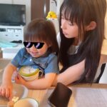 Moga Mogami Instagram - 先日、娘が3歳になりました！ 友だちから「3歳になると一気に人間だよ…！」と言われたけれど ほんっとおしゃべりが上手になって、お手伝いもしてくれるし おトイレも着替えも1人でできたり、慰めてくれたり… でもずーっとママにはべったりかわいい。 大変だけど楽しいシングルマザーライフは4年目に突入です。 "ママ"をしてると、自分の嫌な部分がでてきて 謝って、謝られて、感謝して、されて、 受け入れるってこういうことかなーとか 親子の絆というのは日々の積み重ねなんだな、って。 誕生日ケーキはあけちゃんが買ってきてくれた〜！ ここのケーキ、グルテンフリーだけど めちゃくちゃ美味しくて大好き。 娘、ずっとあけちゃんの足に足置いてた笑 @darenogare.akemi ありがと🤍 ゆるりと見守ってくださってるみなさまも いつもありがとうございます☺️🍰