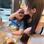 Moga Mogami Instagram - 先日、娘が3歳になりました！ 友だちから「3歳になると一気に人間だよ…！」と言われたけれど ほんっとおしゃべりが上手になって、お手伝いもしてくれるし おトイレも着替えも1人でできたり、慰めてくれたり… でもずーっとママにはべったりかわいい。 大変だけど楽しいシングルマザーライフは4年目に突入です。 "ママ"をしてると、自分の嫌な部分がでてきて 謝って、謝られて、感謝して、されて、 受け入れるってこういうことかなーとか 親子の絆というのは日々の積み重ねなんだな、って。 誕生日ケーキはあけちゃんが買ってきてくれた〜！ ここのケーキ、グルテンフリーだけど めちゃくちゃ美味しくて大好き。 娘、ずっとあけちゃんの足に足置いてた笑 @darenogare.akemi ありがと🤍 ゆるりと見守ってくださってるみなさまも いつもありがとうございます☺️🍰