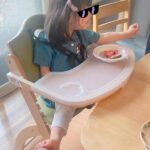 Moga Mogami Instagram - 先日、娘が3歳になりました！ 友だちから「3歳になると一気に人間だよ…！」と言われたけれど ほんっとおしゃべりが上手になって、お手伝いもしてくれるし おトイレも着替えも1人でできたり、慰めてくれたり… でもずーっとママにはべったりかわいい。 大変だけど楽しいシングルマザーライフは4年目に突入です。 "ママ"をしてると、自分の嫌な部分がでてきて 謝って、謝られて、感謝して、されて、 受け入れるってこういうことかなーとか 親子の絆というのは日々の積み重ねなんだな、って。 誕生日ケーキはあけちゃんが買ってきてくれた〜！ ここのケーキ、グルテンフリーだけど めちゃくちゃ美味しくて大好き。 娘、ずっとあけちゃんの足に足置いてた笑 @darenogare.akemi ありがと🤍 ゆるりと見守ってくださってるみなさまも いつもありがとうございます☺️🍰