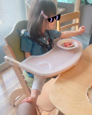 Moga Mogami Instagram - 先日、娘が3歳になりました！

友だちから「3歳になると一気に人間だよ…！」と言われたけれど
ほんっとおしゃべりが上手になって、お手伝いもしてくれるし
おトイレも着替えも1人でできたり、慰めてくれたり…
でもずーっとママにはべったりかわいい。
大変だけど楽しいシングルマザーライフは4年目に突入です。

"ママ"をしてると、自分の嫌な部分がでてきて
謝って、謝られて、感謝して、されて、
受け入れるってこういうことかなーとか
親子の絆というのは日々の積み重ねなんだな、って。

誕生日ケーキはあけちゃんが買ってきてくれた〜！
ここのケーキ、グルテンフリーだけど
めちゃくちゃ美味しくて大好き。
娘、ずっとあけちゃんの足に足置いてた笑
@darenogare.akemi ありがと🤍

ゆるりと見守ってくださってるみなさまも
いつもありがとうございます☺️🍰