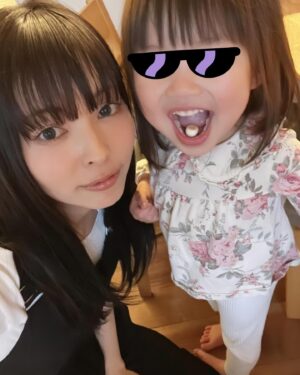 Moga Mogami Instagram - 先日、娘が3歳になりました！

友だちから「3歳になると一気に人間だよ…！」と言われたけれど
ほんっとおしゃべりが上手になって、お手伝いもしてくれるし
おトイレも着替えも1人でできたり、慰めてくれたり…
でもずーっとママにはべったりかわいい。
大変だけど楽しいシングルマザーライフは4年目に突入です。

"ママ"をしてると、自分の嫌な部分がでてきて
謝って、謝られて、感謝して、されて、
受け入れるってこういうことかなーとか
親子の絆というのは日々の積み重ねなんだな、って。

誕生日ケーキはあけちゃんが買ってきてくれた〜！
ここのケーキ、グルテンフリーだけど
めちゃくちゃ美味しくて大好き。
娘、ずっとあけちゃんの足に足置いてた笑
@darenogare.akemi ありがと🤍

ゆるりと見守ってくださってるみなさまも
いつもありがとうございます☺️🍰