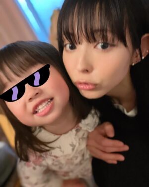 Moga Mogami Instagram - 先日、娘が3歳になりました！

友だちから「3歳になると一気に人間だよ…！」と言われたけれど
ほんっとおしゃべりが上手になって、お手伝いもしてくれるし
おトイレも着替えも1人でできたり、慰めてくれたり…
でもずーっとママにはべったりかわいい。
大変だけど楽しいシングルマザーライフは4年目に突入です。

"ママ"をしてると、自分の嫌な部分がでてきて
謝って、謝られて、感謝して、されて、
受け入れるってこういうことかなーとか
親子の絆というのは日々の積み重ねなんだな、って。

誕生日ケーキはあけちゃんが買ってきてくれた〜！
ここのケーキ、グルテンフリーだけど
めちゃくちゃ美味しくて大好き。
娘、ずっとあけちゃんの足に足置いてた笑
@darenogare.akemi ありがと🤍

ゆるりと見守ってくださってるみなさまも
いつもありがとうございます☺️🍰
