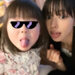 Moga Mogami Instagram - 先日、娘が3歳になりました！ 友だちから「3歳になると一気に人間だよ…！」と言われたけれど ほんっとおしゃべりが上手になって、お手伝いもしてくれるし おトイレも着替えも1人でできたり、慰めてくれたり… でもずーっとママにはべったりかわいい。 大変だけど楽しいシングルマザーライフは4年目に突入です。 "ママ"をしてると、自分の嫌な部分がでてきて 謝って、謝られて、感謝して、されて、 受け入れるってこういうことかなーとか 親子の絆というのは日々の積み重ねなんだな、って。 誕生日ケーキはあけちゃんが買ってきてくれた〜！ ここのケーキ、グルテンフリーだけど めちゃくちゃ美味しくて大好き。 娘、ずっとあけちゃんの足に足置いてた笑 @darenogare.akemi ありがと🤍 ゆるりと見守ってくださってるみなさまも いつもありがとうございます☺️🍰