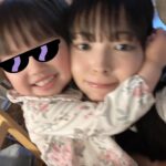 Moga Mogami Instagram - 先日、娘が3歳になりました！ 友だちから「3歳になると一気に人間だよ…！」と言われたけれど ほんっとおしゃべりが上手になって、お手伝いもしてくれるし おトイレも着替えも1人でできたり、慰めてくれたり… でもずーっとママにはべったりかわいい。 大変だけど楽しいシングルマザーライフは4年目に突入です。 "ママ"をしてると、自分の嫌な部分がでてきて 謝って、謝られて、感謝して、されて、 受け入れるってこういうことかなーとか 親子の絆というのは日々の積み重ねなんだな、って。 誕生日ケーキはあけちゃんが買ってきてくれた〜！ ここのケーキ、グルテンフリーだけど めちゃくちゃ美味しくて大好き。 娘、ずっとあけちゃんの足に足置いてた笑 @darenogare.akemi ありがと🤍 ゆるりと見守ってくださってるみなさまも いつもありがとうございます☺️🍰