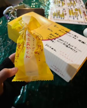 Moga Mogami Instagram - ねむさんと僕

『豪さんの日SP』で２時間たっぷり喋りました〜
でもこれ、永遠に語れるね。

控室の天井低過ぎる問題
ねむさんやっぱ当たる🤣

久しぶりに会っても久しぶりな感じしないのは
濃い時間を共に過ごしてきたからだろうか〜

豪さんも全く変わってなかった。

配信は２週間アーカイブみれるらしいので
よければぜひみてね。

現場で会えたみなさま
配信観てくれたみなさま
ありがとう！
あんまりコメ拾えんくてごめんよ！

うわ、懐かしー！て面々もかなりいて笑
楽しかった〜笑った〜

家帰ったら普通に2人とも
"母"になるんだろなって思うとそれもおもろい