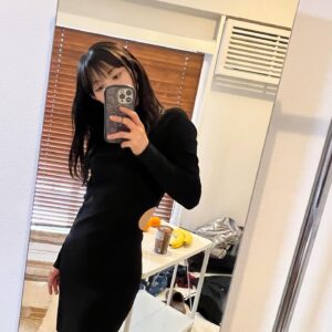Moga Mogami Instagram - この日はカラコンなしの裸眼で
アイメイクもめちゃくちゃ薄めの撮影でした。
(サロペの方は完全にアイメイクなし)

やっぱりメイクって装備って感覚があるから
裸眼だとものすごく目つきが鋭くなるし
データあがってくるのが怖いような、新たな最上もがになるのか
お楽しみに…！

今日は雨で寒かったね。
早く晴れてほしいな