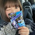 Moga Mogami Instagram - 自分のことを落ち込ませてるのって 結局自分の思考なんだよなあー。 そして前向きになれない時は 気候だったり、アレルギーだったり、病気だったり PMSだったり、気質だったり、誰かに何か言われて バランスの取り方が少しわからなくなってるだけ そんな時こそ10分でも集中できることをやると 状況がガラッと変わってたりする 人に気持ちを吐露するのも 運動も深呼吸も 美味しいものを食べるのも 全てそう 嫌なことがあった時 それを上回る楽しいことがあれば 人って切り替えられるよね。 すぐには無理でも、思い出してしまっても その時間だけは解放される。 娘のイヤイヤ期は ・やりたいことはやらせる ・選択肢をいくつも用意しとく ・否定せず、おもいっきり褒める ・たくさん愛を伝えて抱きしめる って頭に入れていたけど きっとそれは大人にも大事なことだなあって思ったり 過去は変えられないけど "今"は自分で選んでいけるし 未来はわかんないけど 間違いかどうかとか 失敗を恐れるとかじゃなく うれしくて 楽しい選択をしていこ。 メントスは大人が美味しく頂きました🤤 DUOの贅沢感よき オーメン:ザ・ファースト 不気味感より、美しさがあって引き込まれた。 強風の日あったよね。 最後の写真、ちょっと顔怖いけど、笑 小学生ちゃんが描いてくれた私だよ。😏