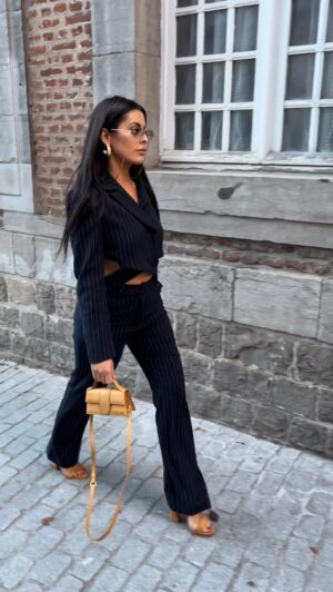 Molie Pasqualini Instagram - J’aime trop trop trop cet ensemble même si ont voit mes bébés bourrelets dans le dos ahahah il est trop beau non? 😻😻😻 #girlygirls #tailleur #modellife #tendence