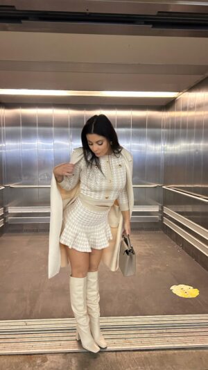 Molie Pasqualini Instagram - On my way for a new life 😎 

#mood #réel #outfitideas4you #girl